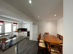 4 Bedroom house 10 mins walk to the beach and less than a mile from Bournemouth main station